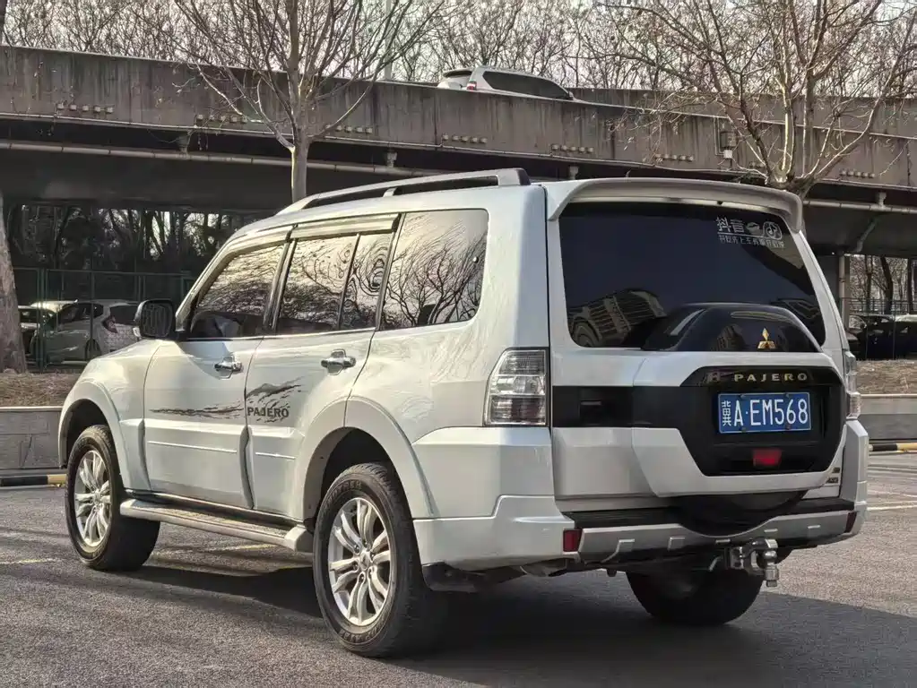 MITSUBISHI PAJERO