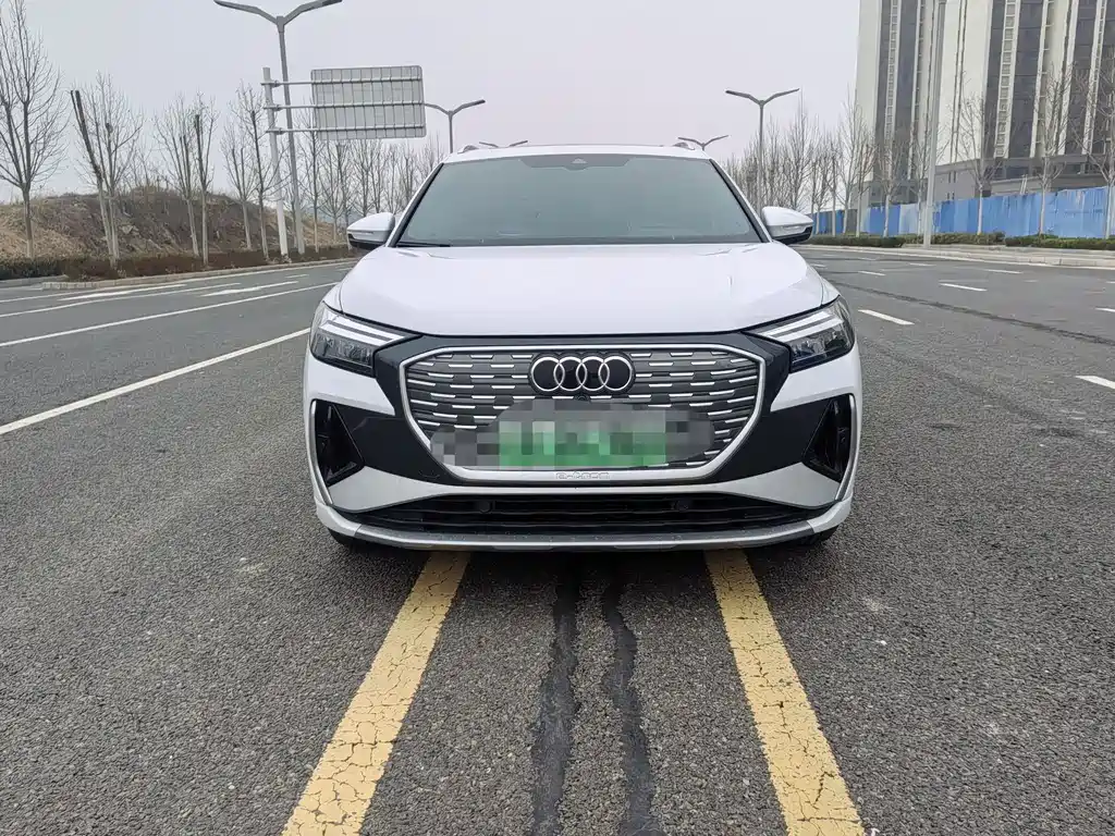 AUDI Q4 E TRON