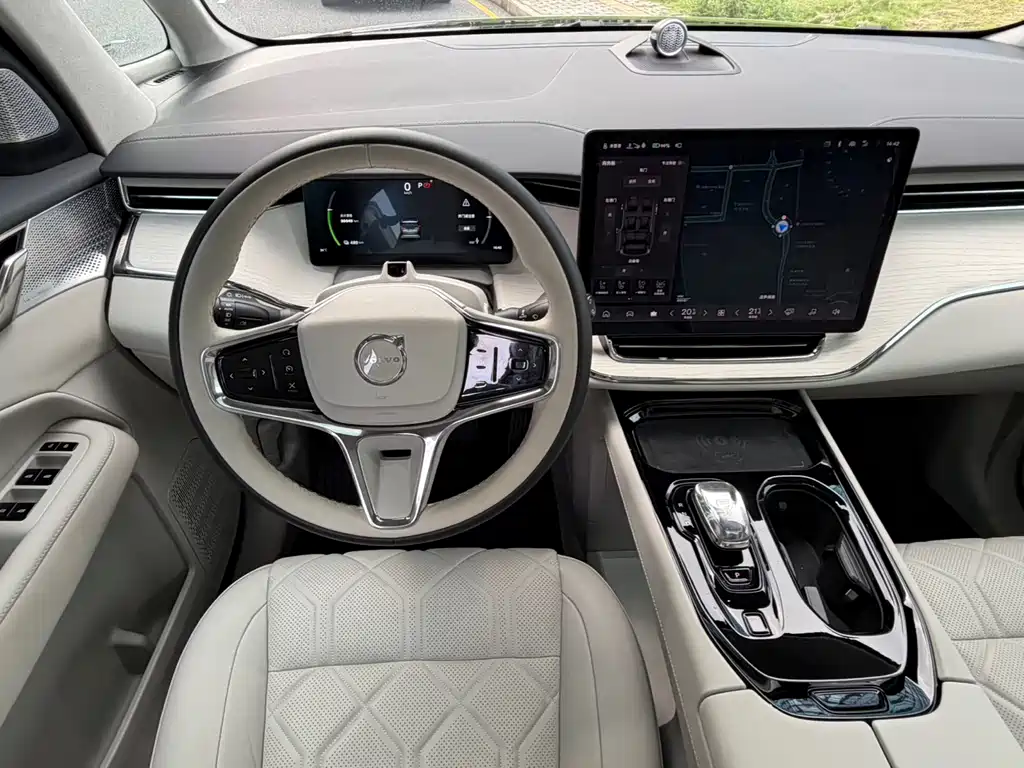 Volvo EM90 2025 Ultra мест