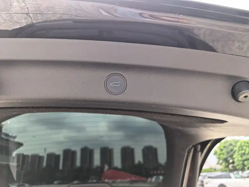 Tesla Model Y — миниатюра 18