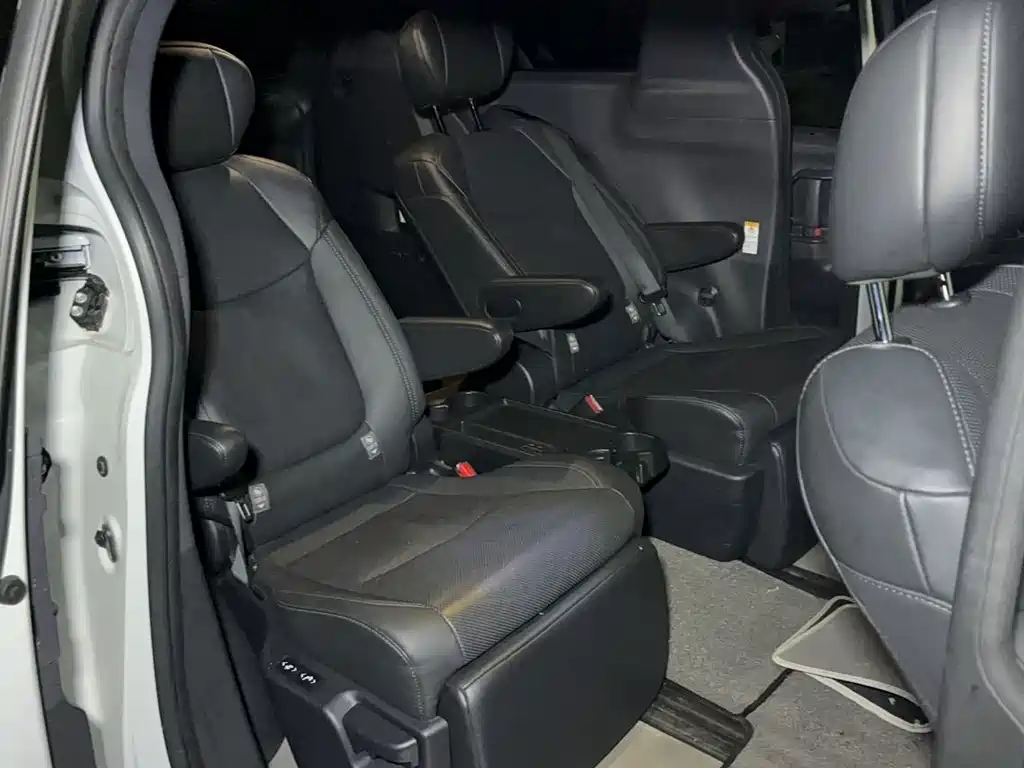 Toyota Sienna — миниатюра 10