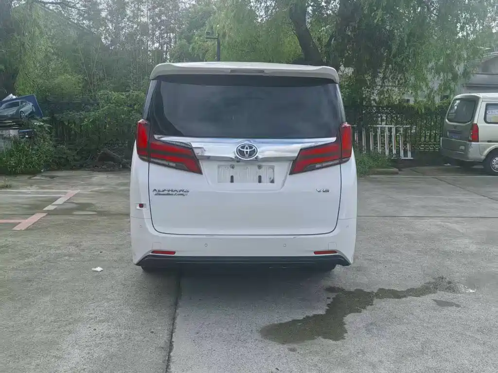 Toyota Alphard — миниатюра 5