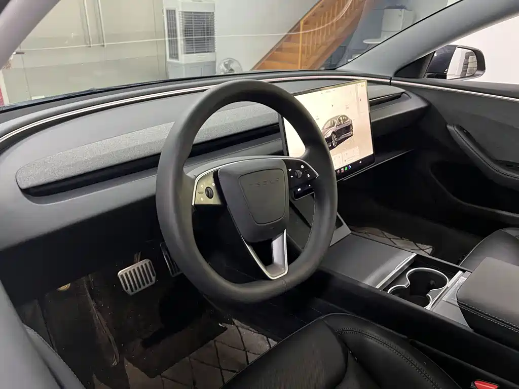 Tesla Model 3 — миниатюра 10