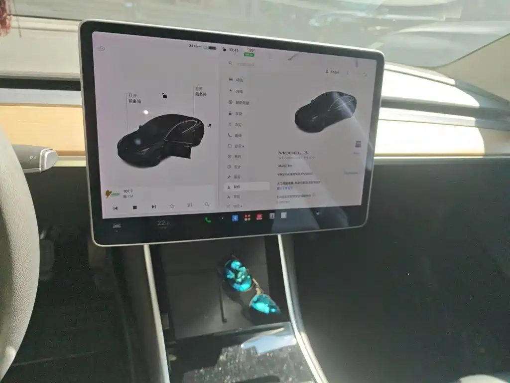 Tesla Model 3 — миниатюра 10