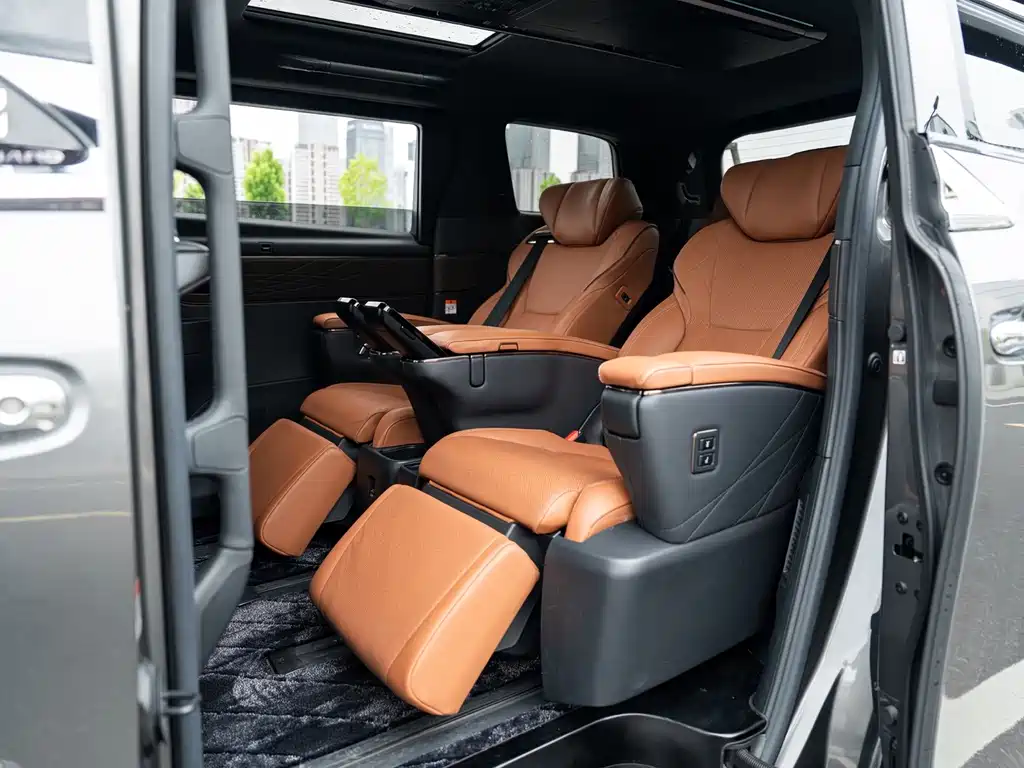 Toyota Alphard — миниатюра 8