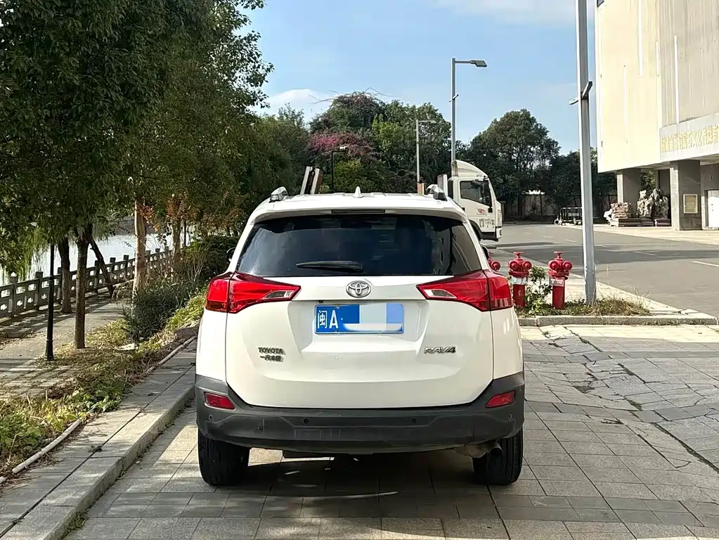 Toyota RAV4 — миниатюра 3