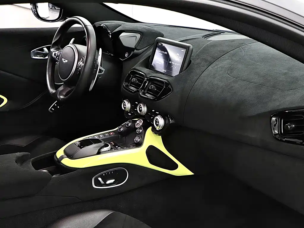 ASTON MARTIN V8 VANTAGE