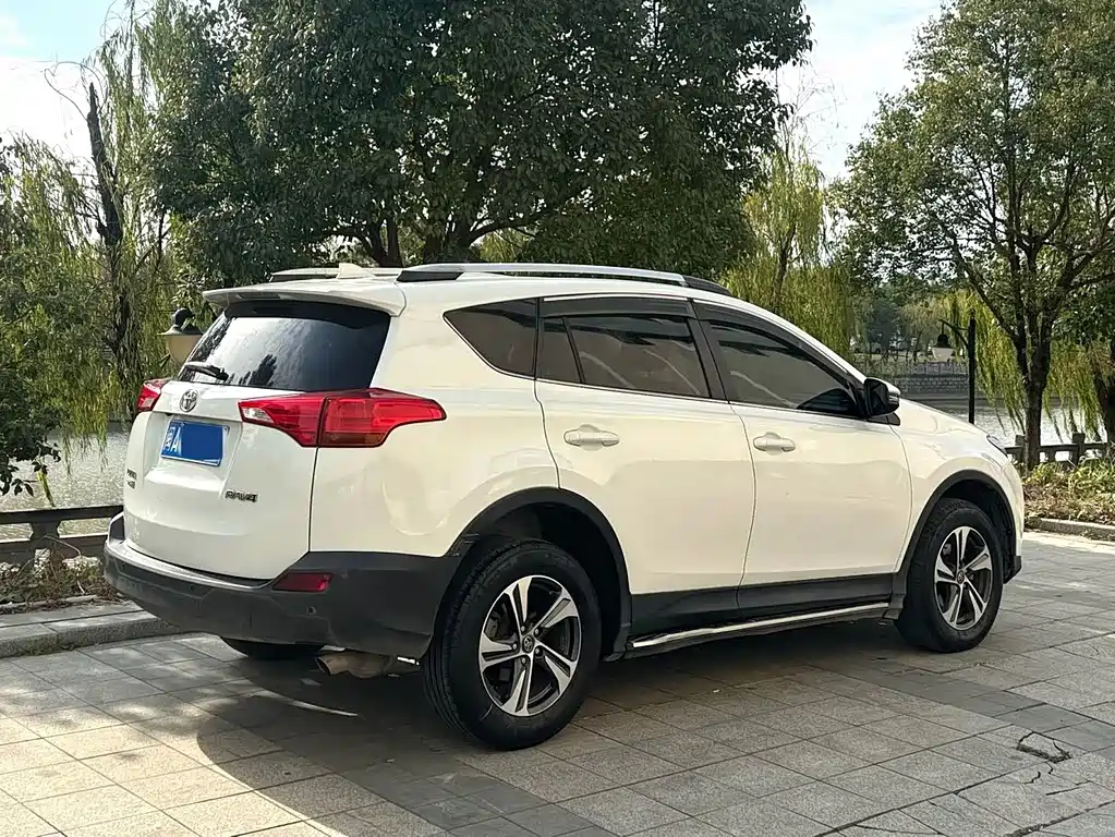 Toyota RAV4 — миниатюра 4