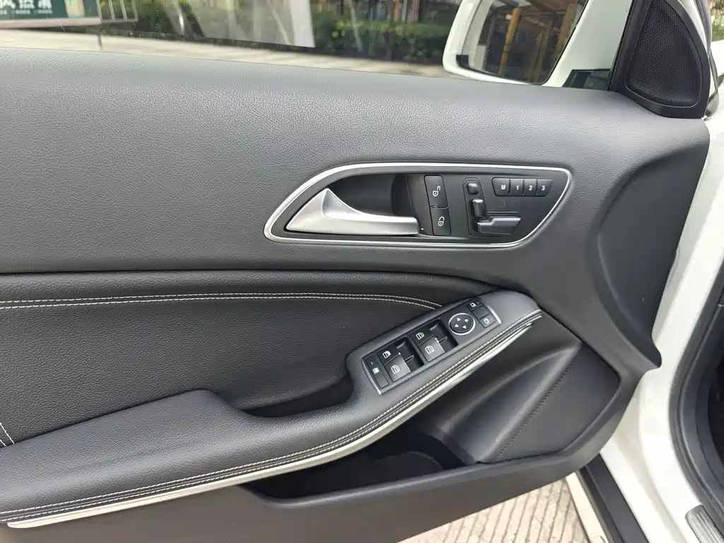 MERCEDES-BENZ  GLA
