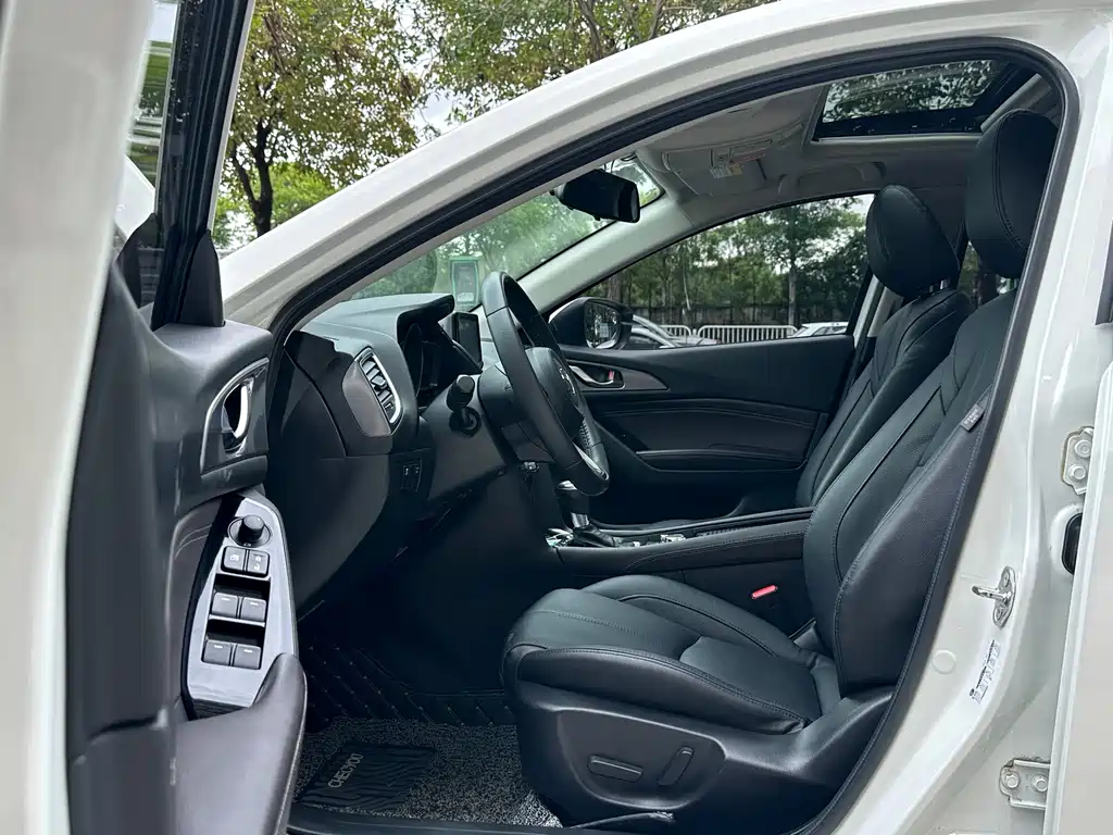Mazda Mazda3 3 2017 2.0L AT Luxury V