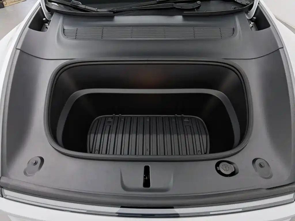 Tesla Model Y — миниатюра 6
