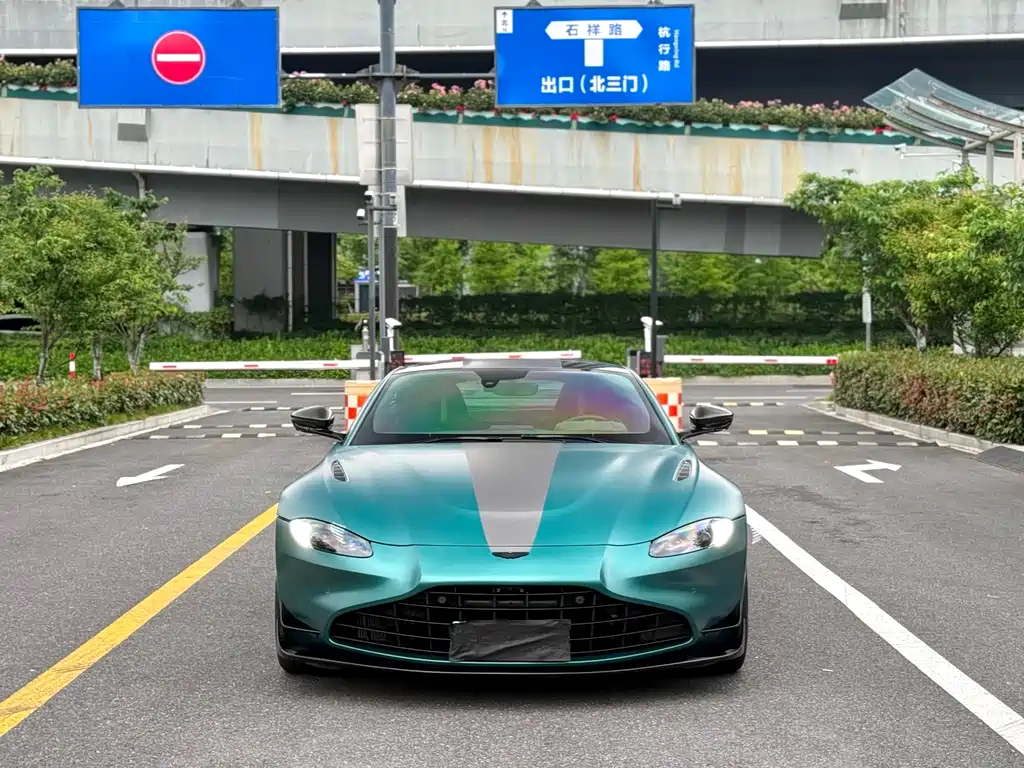 Aston Martin V8 Vantage 2022