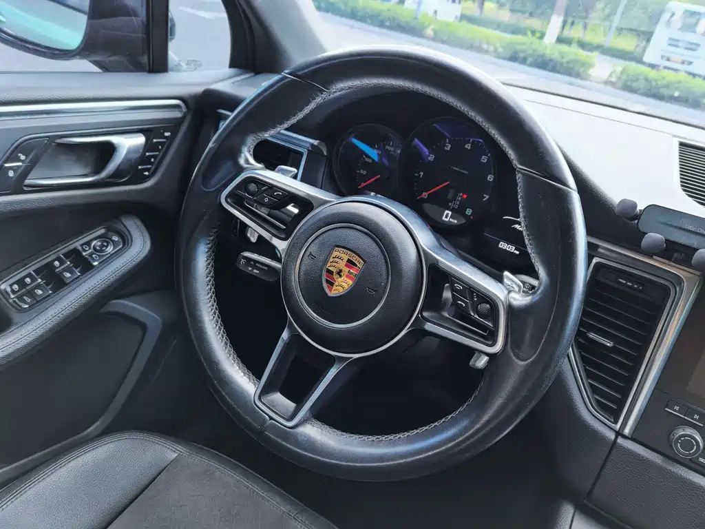 Porsche Macan — миниатюра 9