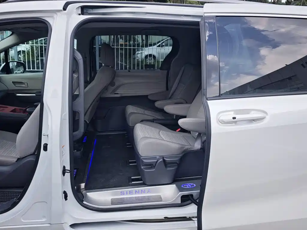 Toyota Sienna — миниатюра 13