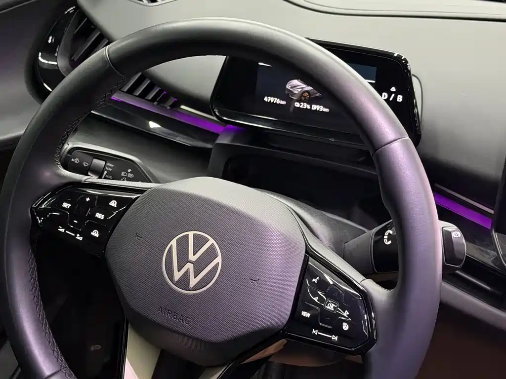 VOLKSWAGEN WITH THE CROWD 06