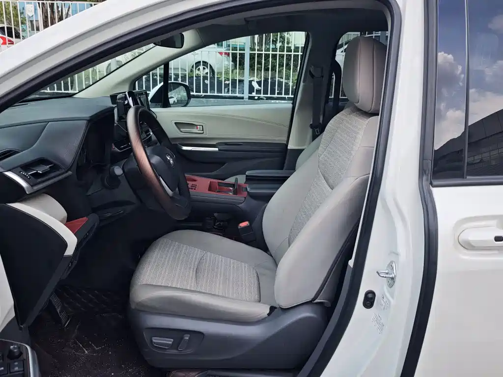 Toyota Sienna — миниатюра 8
