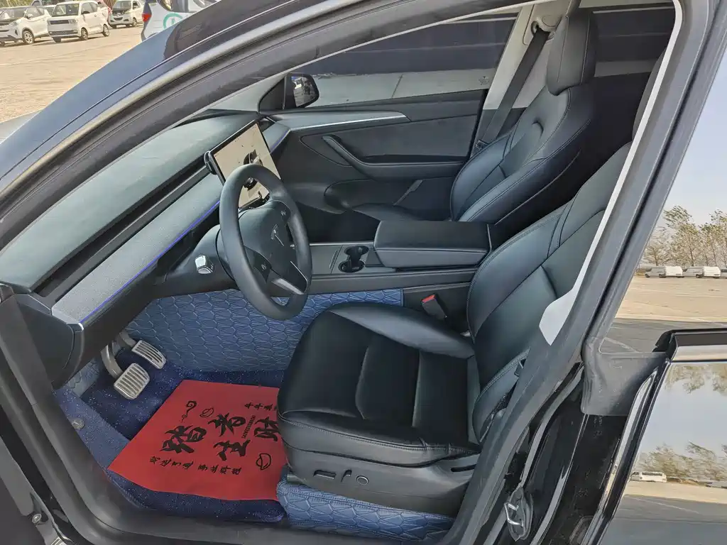 Tesla Model Y — миниатюра 9