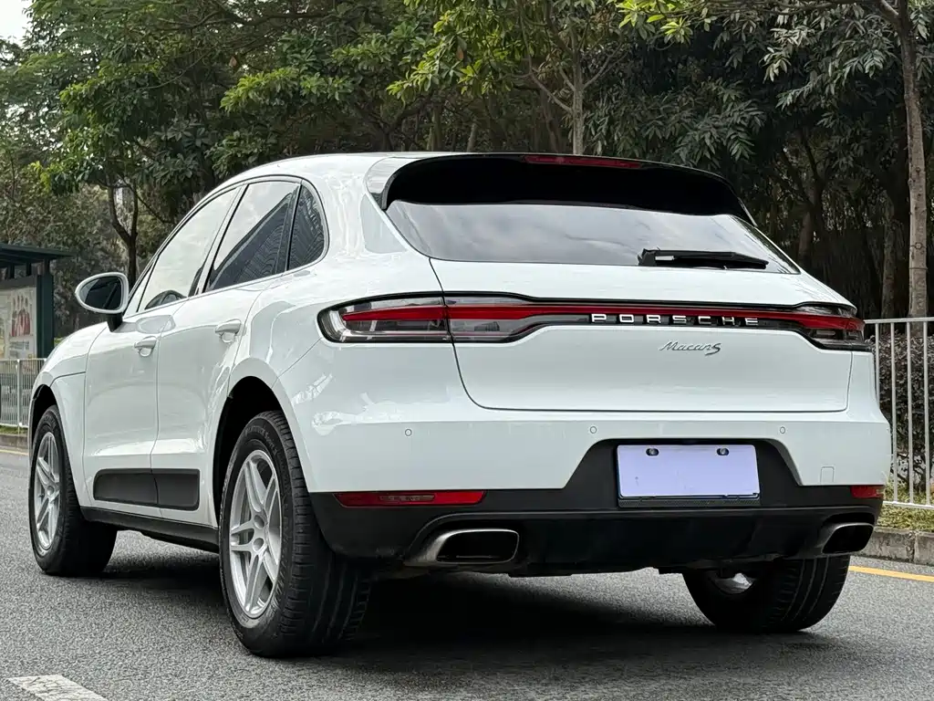 PORSCHE MACAN