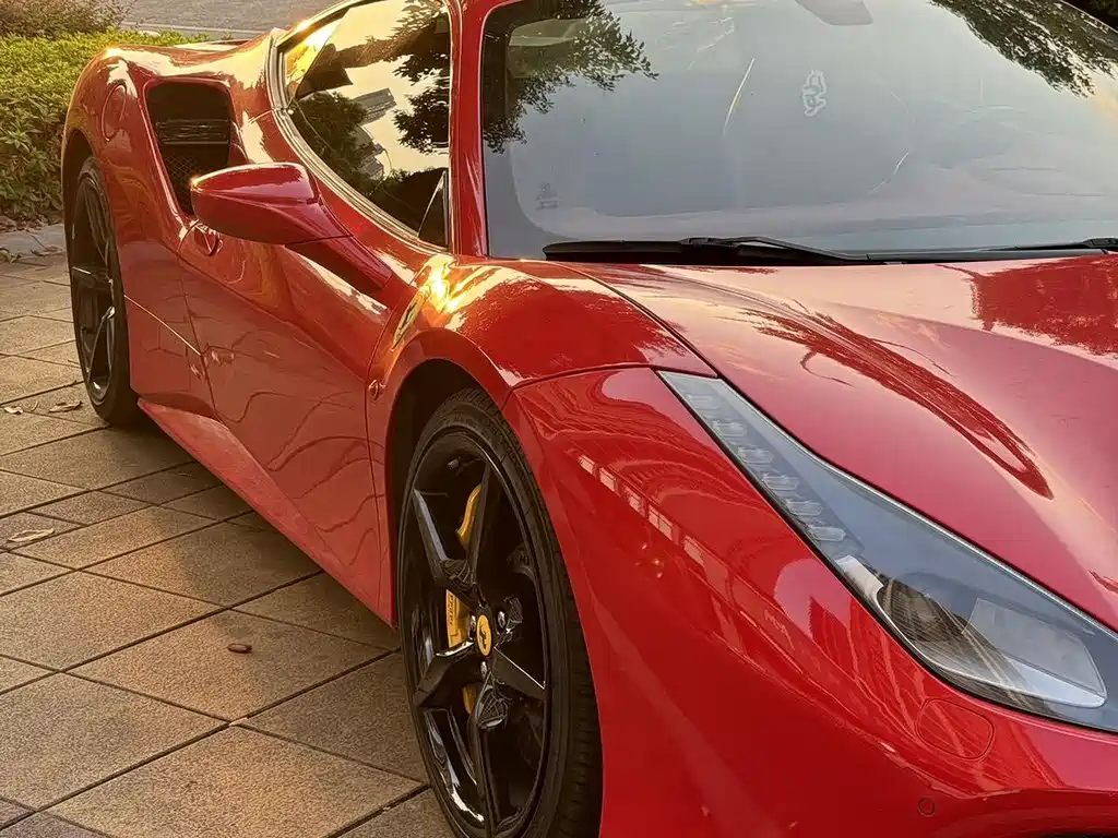 FERRARI 488