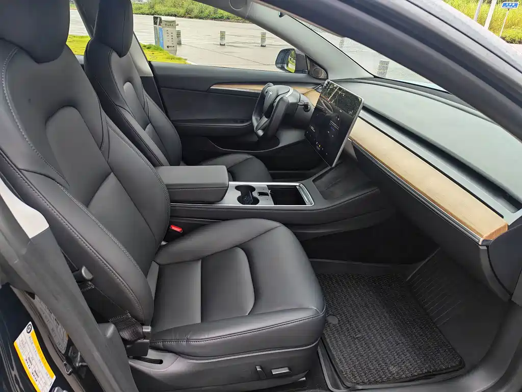 Tesla Model 3 — миниатюра 10