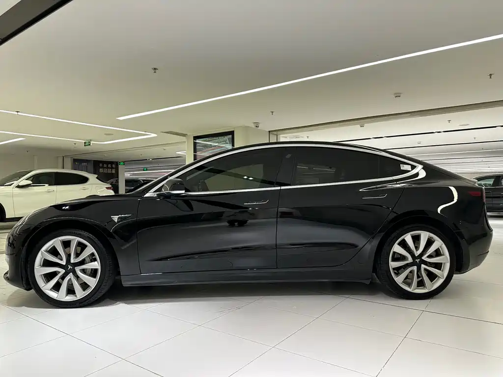 Tesla Model 3 — миниатюра 2