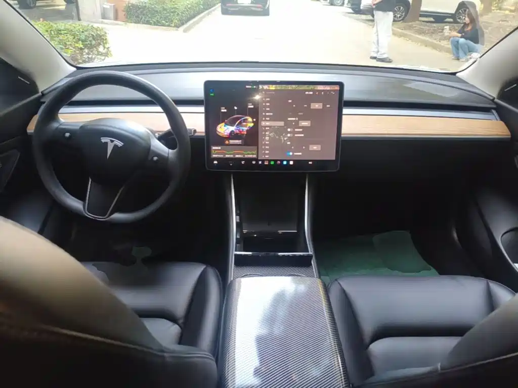 Tesla Model 3 — миниатюра 10
