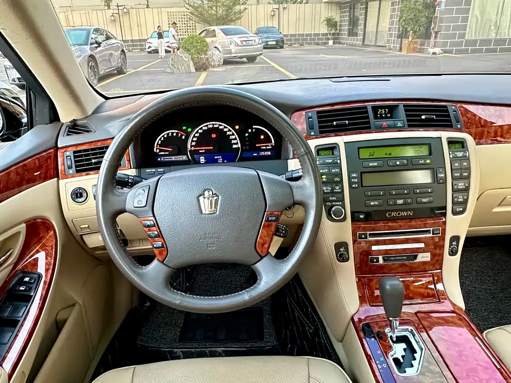 Toyota Crown — миниатюра 24
