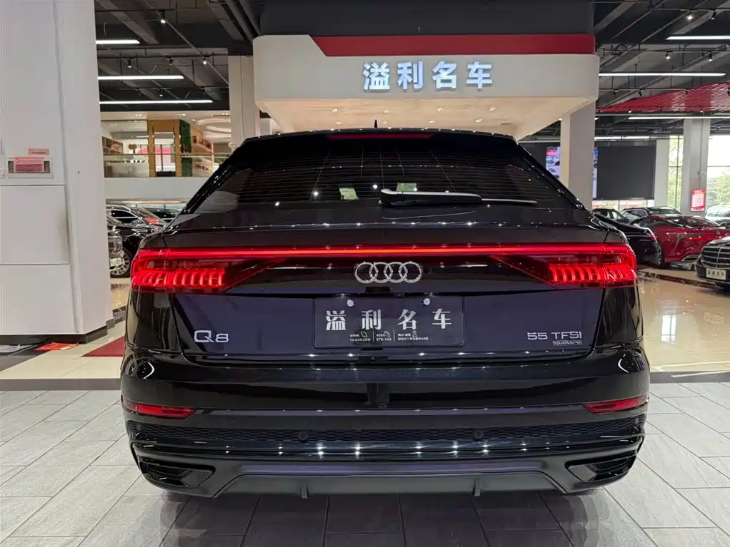 AUDI Q8