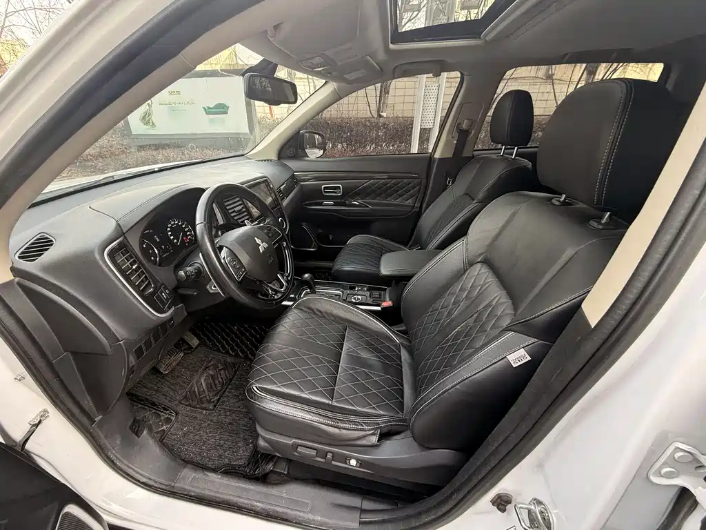 MITSUBISHI OUTLANDER