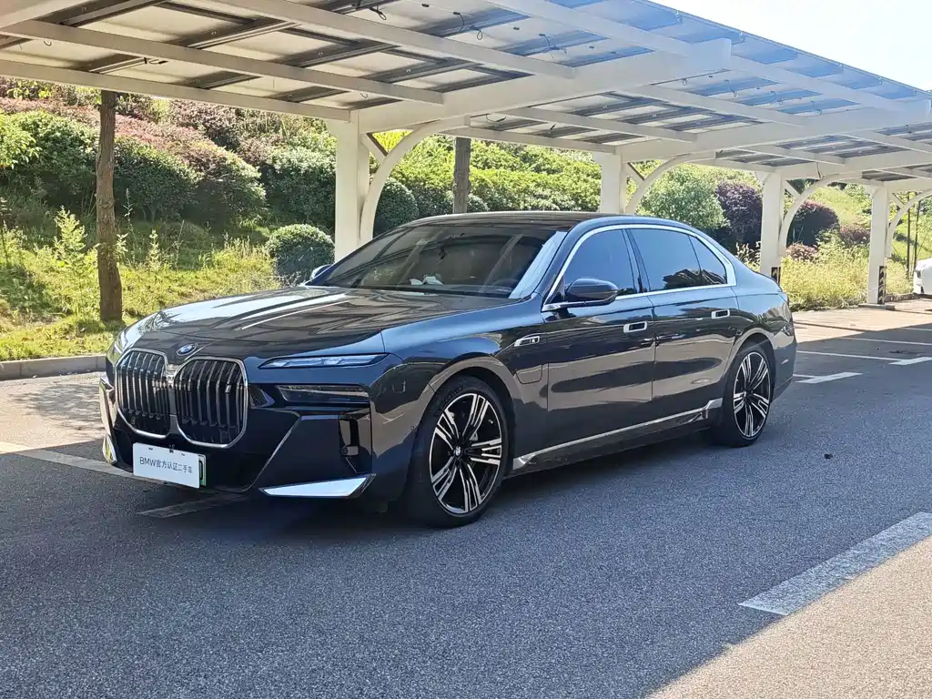 BMW i7