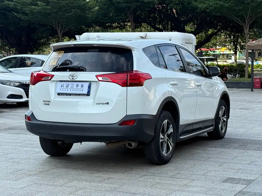 Toyota RAV4 — миниатюра 6