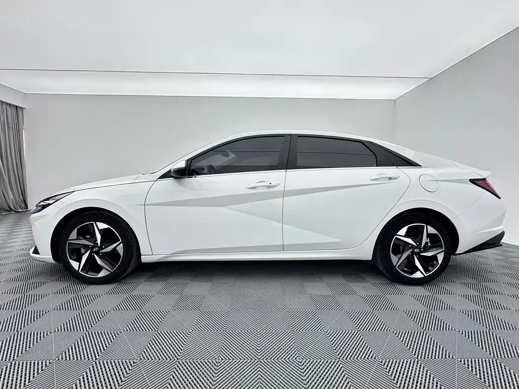 Hyundai Elantra — миниатюра 8