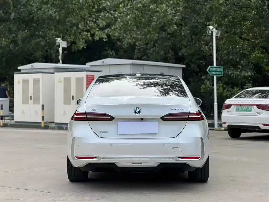 BMW i5 — миниатюра 8
