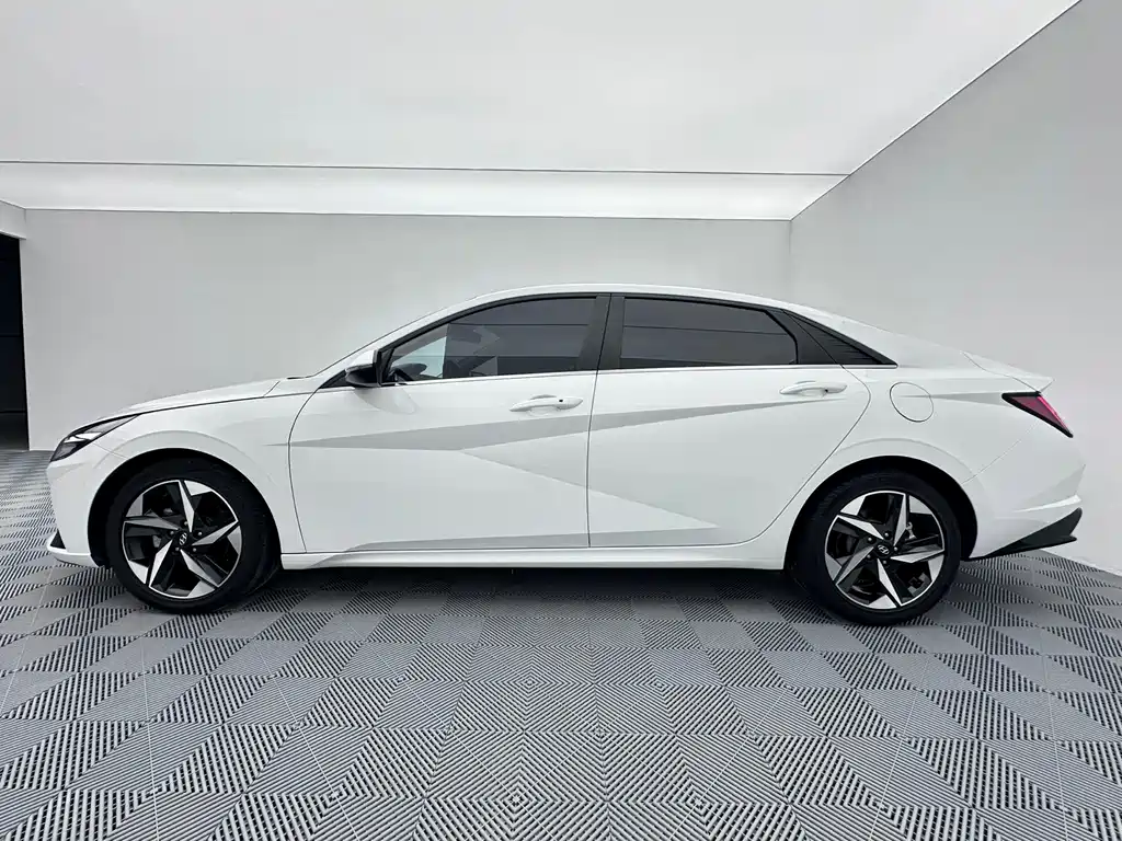 Hyundai Elantra — миниатюра 8