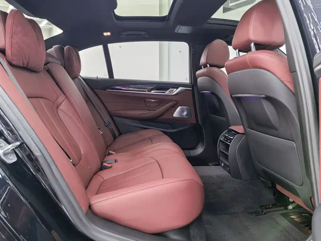BMW 5 Series — миниатюра 13