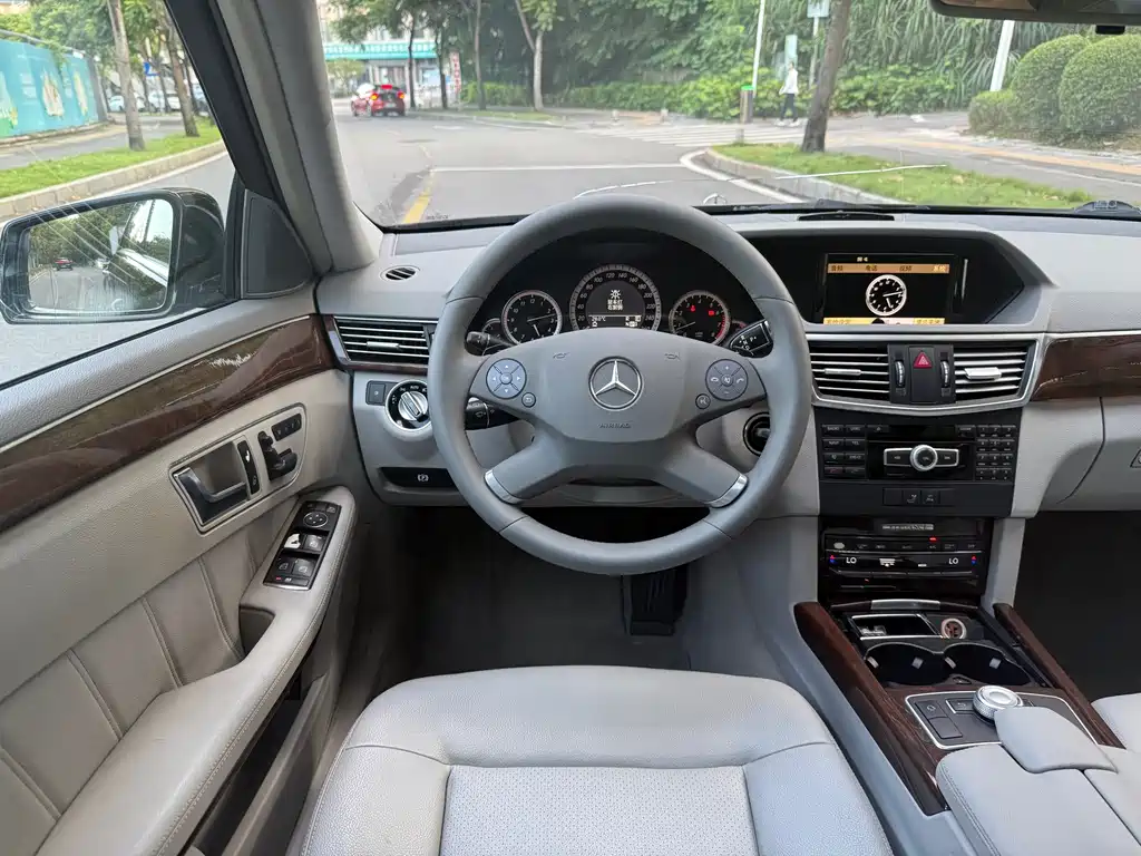 Mercedes-Benz E-Class — миниатюра 11