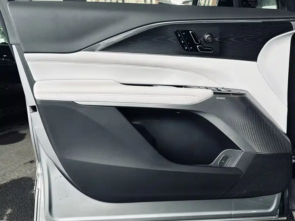 Cadillac Lyriq — миниатюра 7
