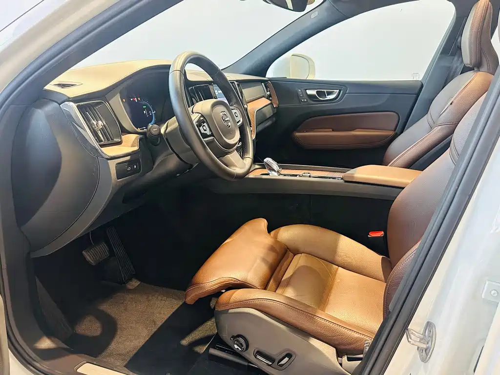Volvo XC60 PHEV — миниатюра 10