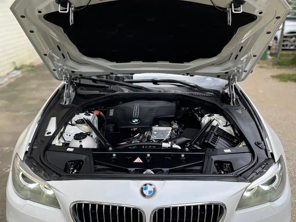 BMW 5 Series — миниатюра 12