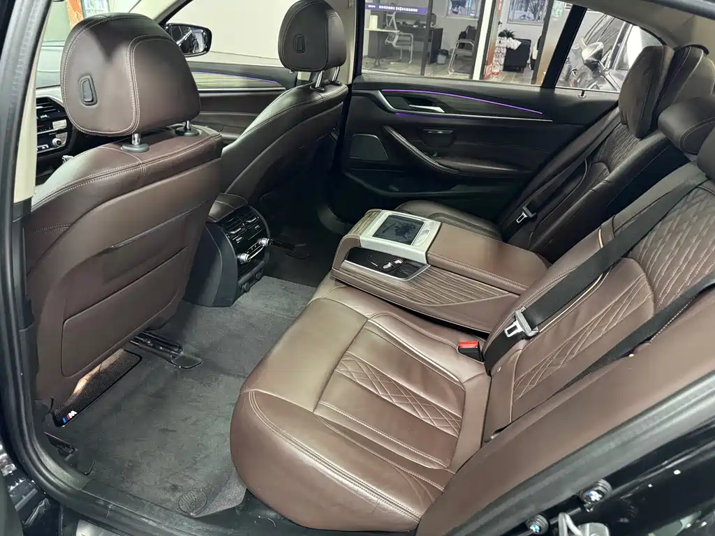 BMW 5 Series — миниатюра 6