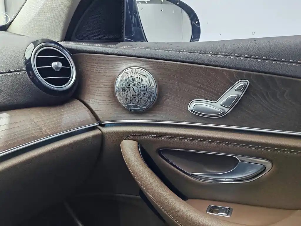 Mercedes-Benz E-Class — миниатюра 17