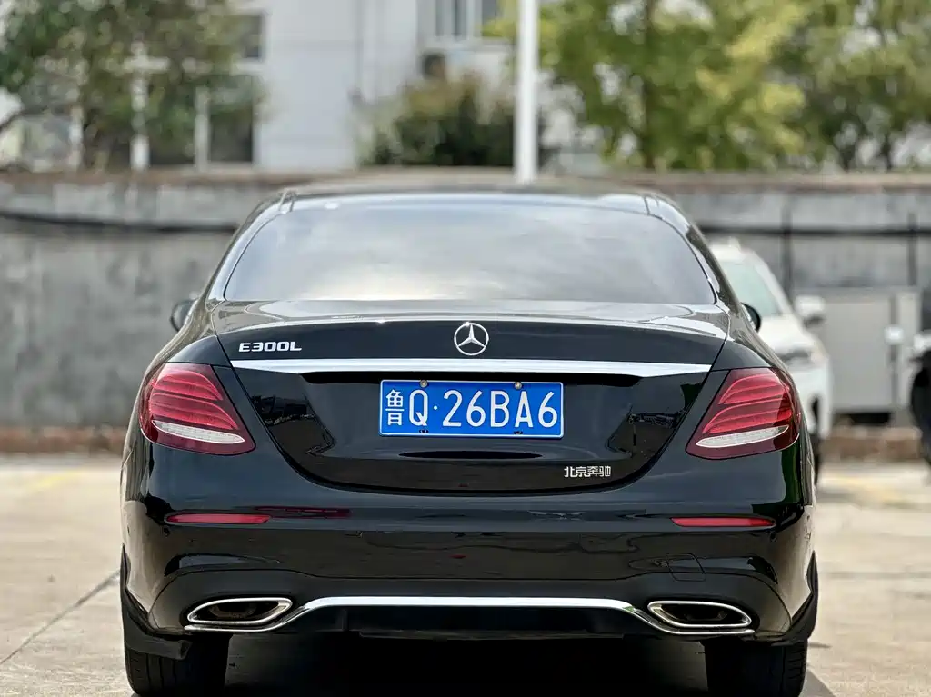 Mercedes-Benz E-Class — миниатюра 8