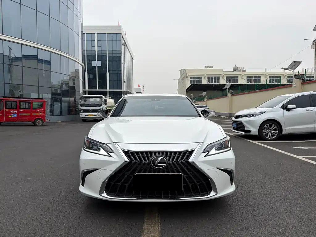 Lexus ES 2023