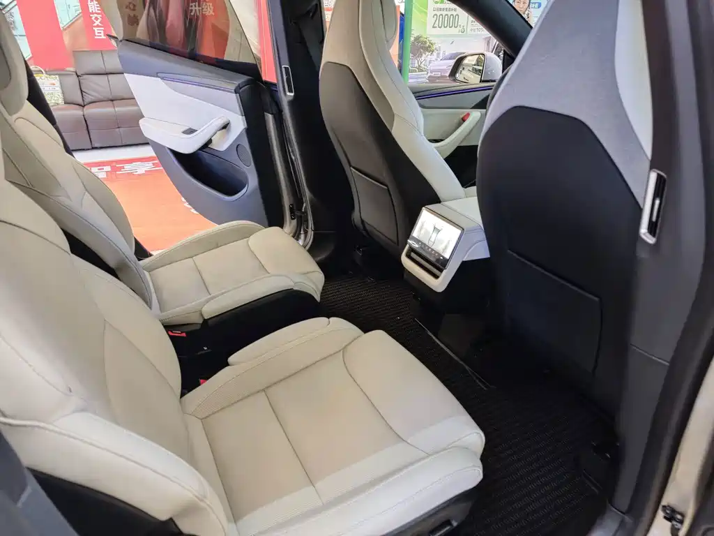 Tesla Model Y L — миниатюра 11
