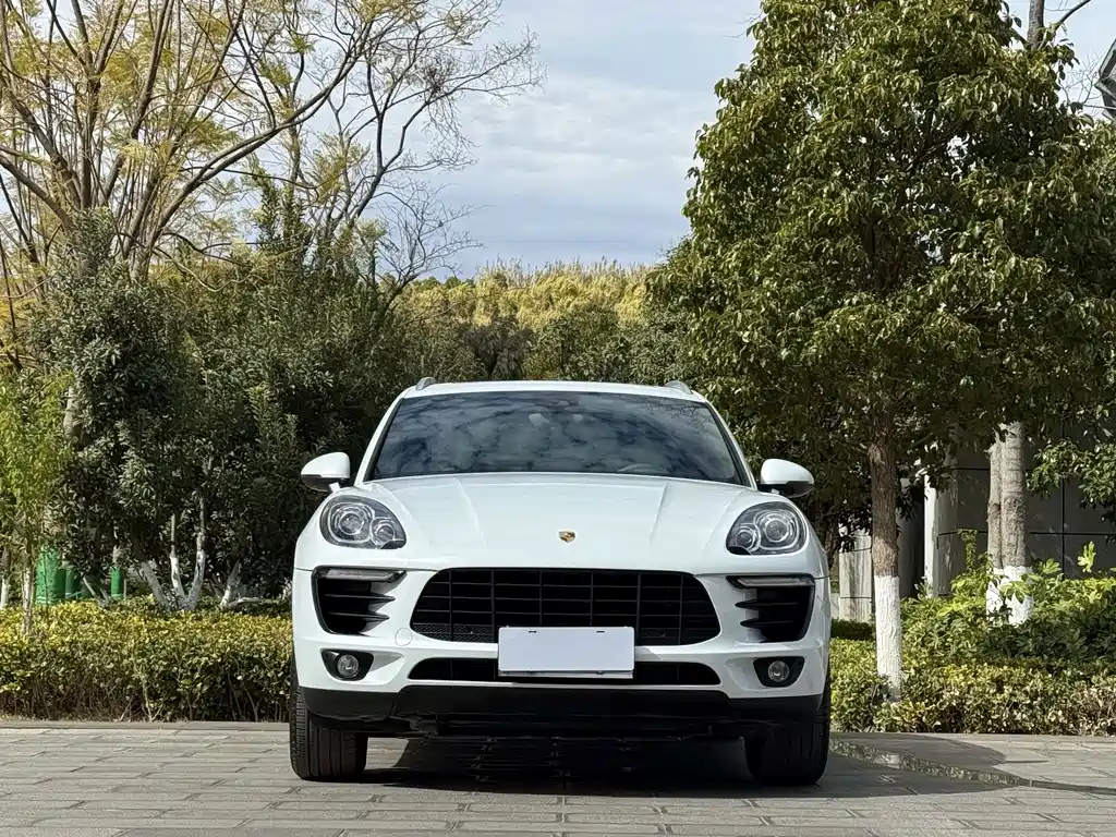 PORSCHE MACAN