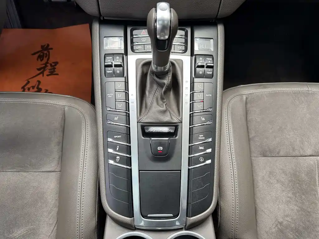 PORSCHE MACAN