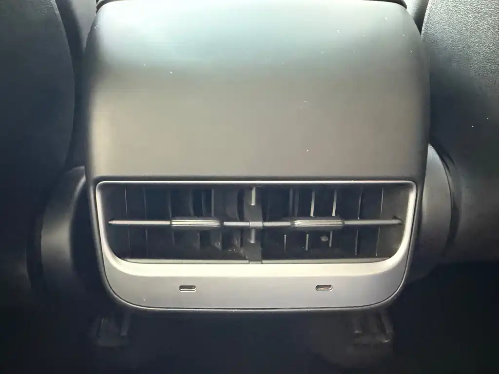 Tesla Model Y — миниатюра 17