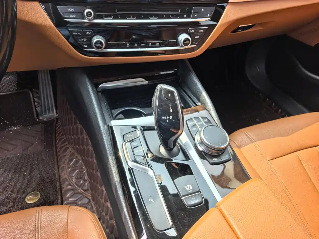 BMW 5 Series — миниатюра 12