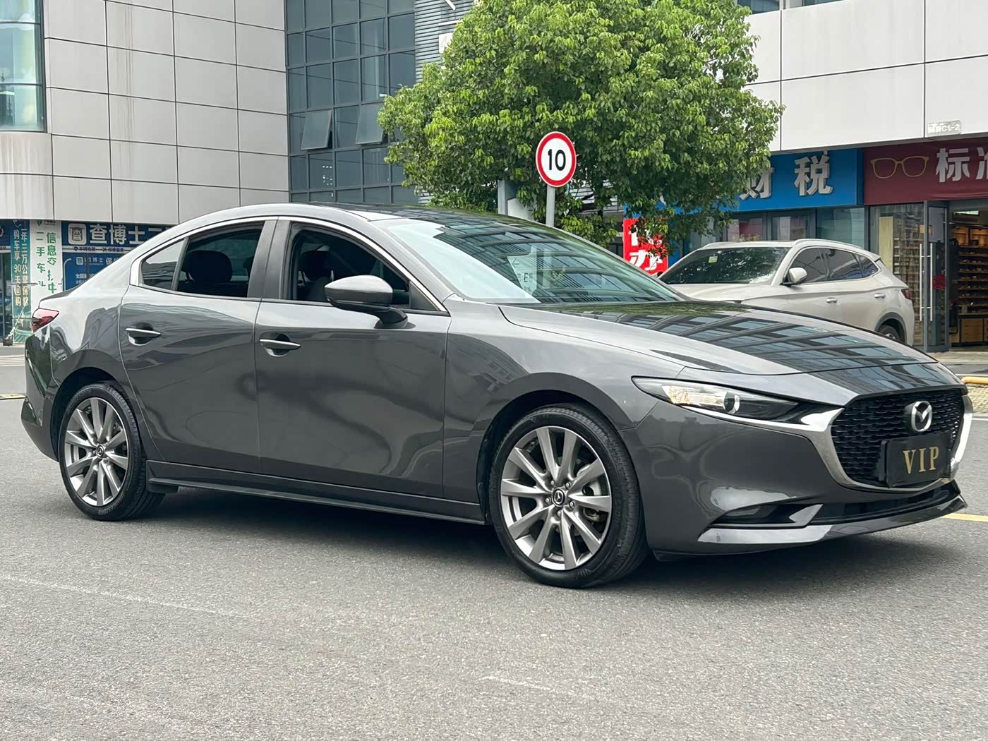 Mazda Mazda3 Axela 2.0 л 2022 г. Серебристо-серый, пробег 30000 км