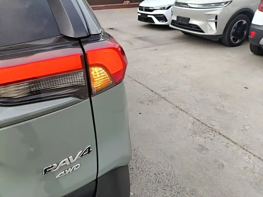 Toyota RAV4 — миниатюра 8
